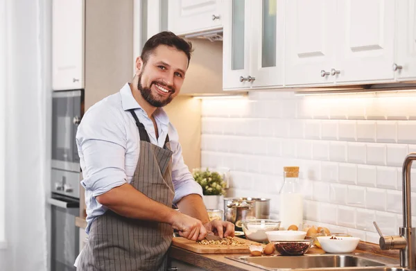 Homme cuisine des biscuits à la maison — Photo