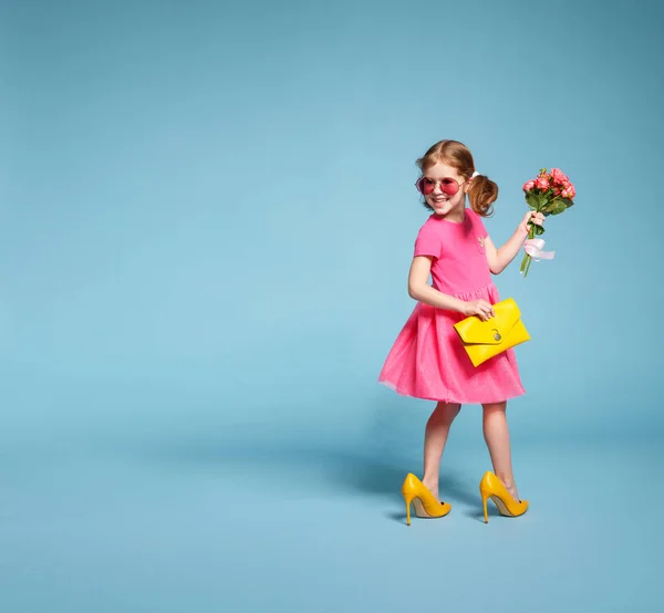 Engraçada menina fashionista em sapatos de mãe grande em colorido — Fotografia de Stock
