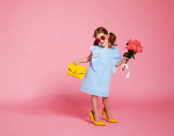 Αστείο παιδί κορίτσι fashionista σε μεγάλο μητέρας παπούτσια στο χρώμα — Φωτογραφία Αρχείου