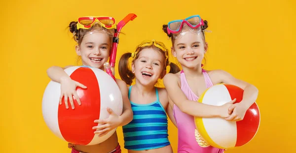 Divertido divertido divertido feliz niños saltar en traje de baño saltar en col — Foto de Stock