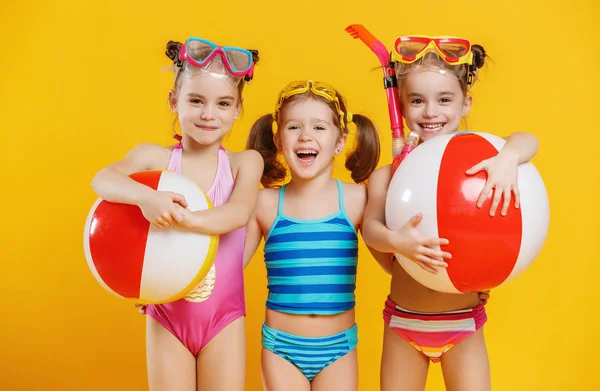 Lustig lustige fröhliche Kinder springen im Badeanzug auf col — Stockfoto