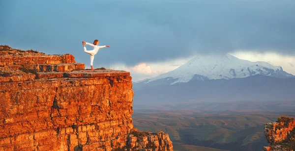 Mujer practica yoga y medita en las montañas —  Fotos de Stock