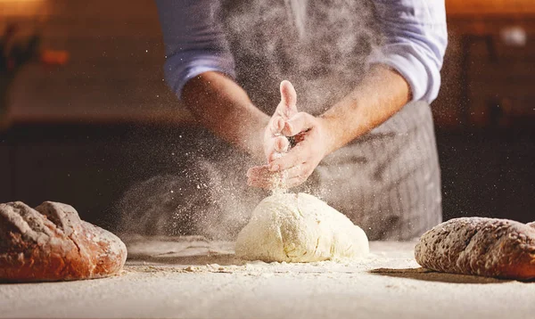 Händerna på Bakers man knåda doug — Stockfoto