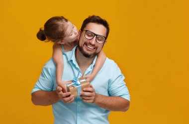 mutlu Babalar günü! Şirin Baba ve kızı üzerinde renkli sarı adam sarılma
