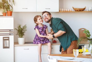 Babalar günü. Mutlu aile daughterhugs babası holida üzerinde