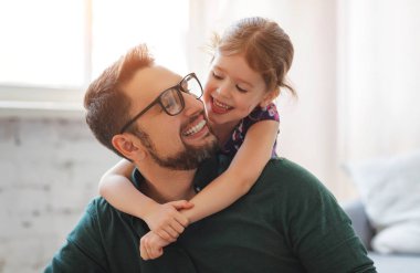 Babalar günü. Mutlu aile daughterhugs babası holida üzerinde