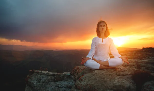 Kadın Yoga Uygulamaları Dağlar Üzerinde Derin Derin Düşünür Bezelye — Stok fotoğraf