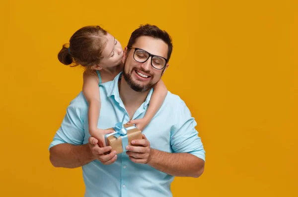 Feliz Día Del Padre Lindo Papá Hija Abrazando Color Amarillo — Foto de Stock