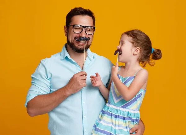 Feliz Día Del Padre Divertido Papá Hija Con Bigote Jugando —  Fotos de Stock