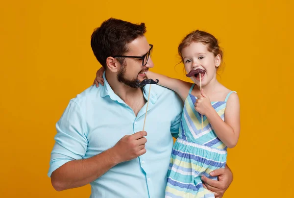 Happy Father Day Zabawny Tata Córka Wąsem Wygłupiać Kolorowym Tle — Zdjęcie stockowe