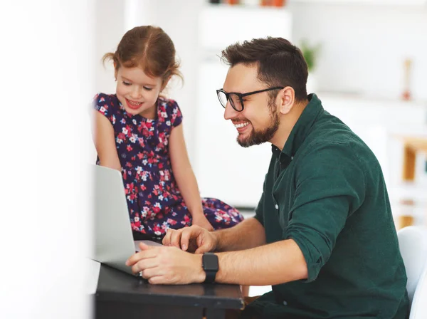 紅のコンピューターで働く父と子の娘 — ストック写真
