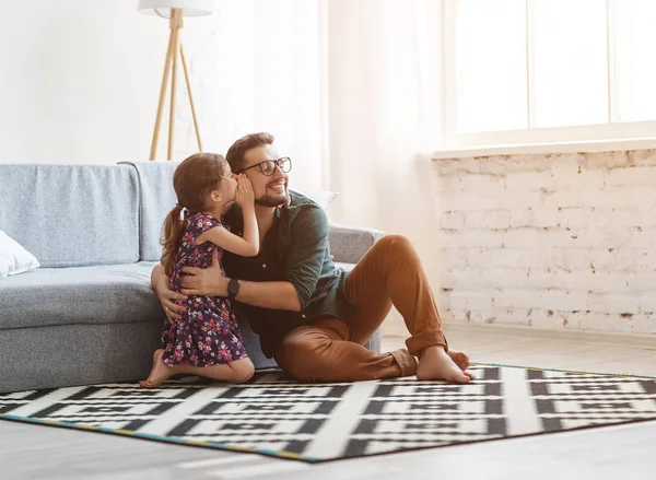 Den Otců Šťastná Rodina Daughterhugs Jeho Otec Sváteční — Stock fotografie