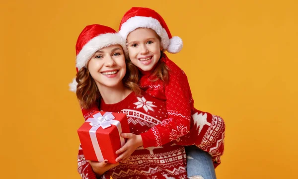 Happy family mother and child daughter  with christmas gifts on — ストック写真