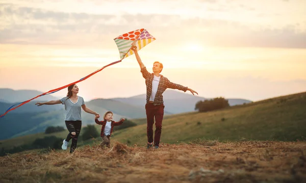 Gelukkige familie vader van moeder en kind zoon lanceren een vlieger op NAT — Stockfoto