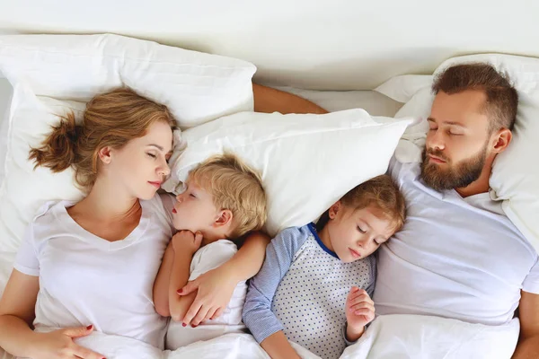 Hälsosam sömn. lyckliga familj föräldrar och barn sover i whi — Stockfoto