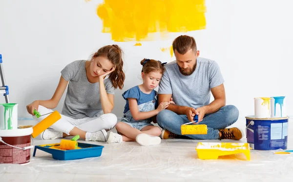 Jovem cansado família pais e criança está reparando e pintura — Fotografia de Stock