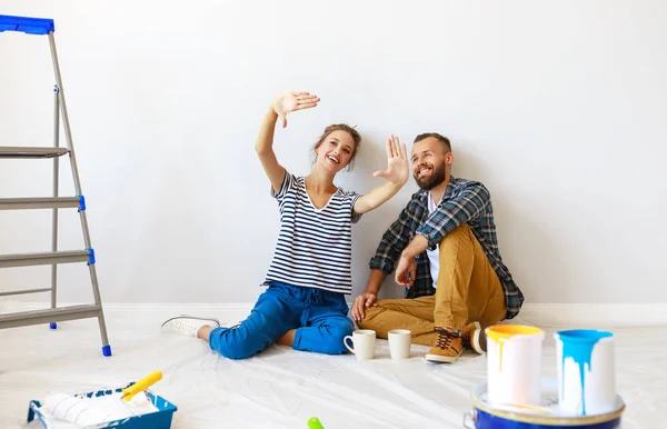 Young happy family married couple dreams of renovating  house an — Stock Photo, Image