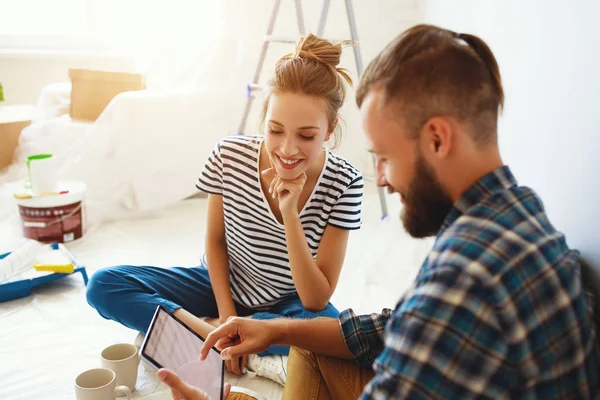 Young happy family married couple dreams of renovating  house an — Stock Photo, Image