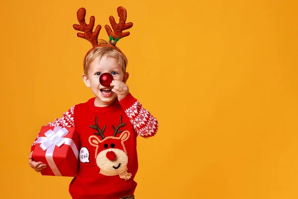 Glad rolig barn pojke i röd jul ren kostym med gif — Stockfoto