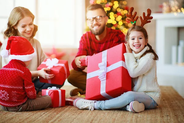 Glad familj öppna julklappar på julafton — Stockfoto