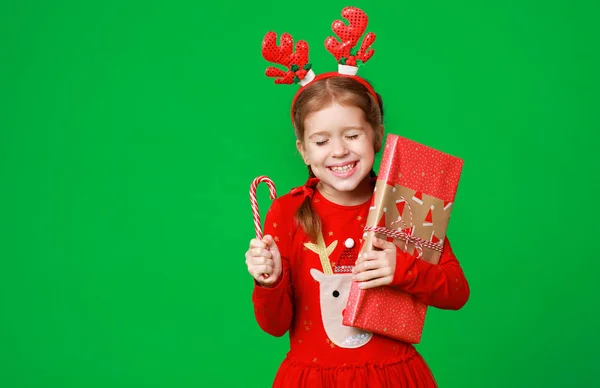 Χαρούμενο αστείο κορίτσι παιδί σε κόκκινο κοστούμι Χριστουγεννιάτικο τάρανδο με gi — Φωτογραφία Αρχείου