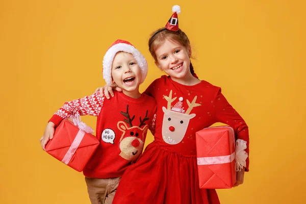 Χαρούμενα αστεία συναισθηματικά παιδιά αγόρι και κορίτσι σε κόκκινο Χριστούγεννα εκ νέου — Φωτογραφία Αρχείου