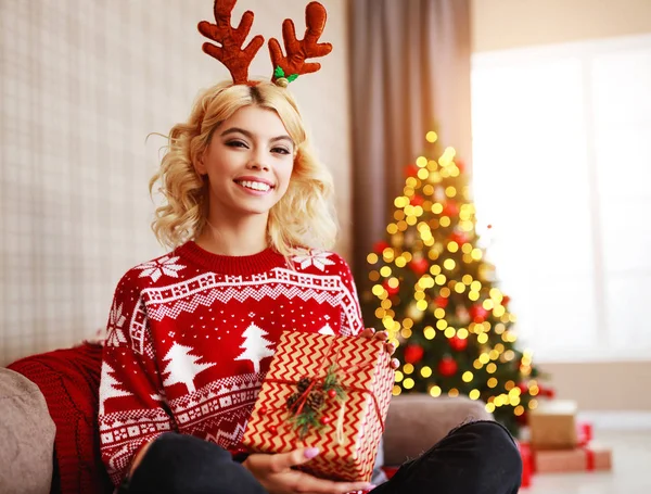 Šťastná dívka se připravuje na Vánoce a balení dárek — Stock fotografie
