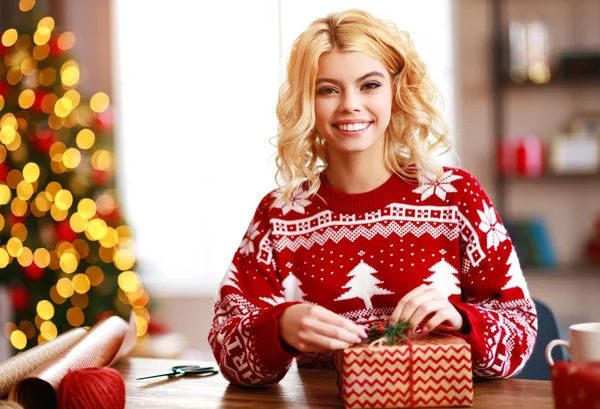 Menina feliz se prepara para o Natal e pacotes de presente — Fotografia de Stock