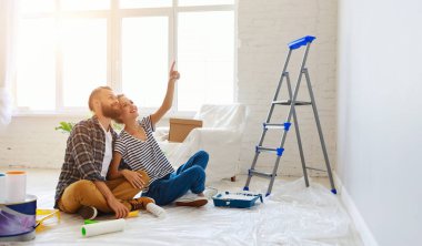 Genç ve mutlu bir aile, birkaç ev yenileme hayaliyle evlendi.