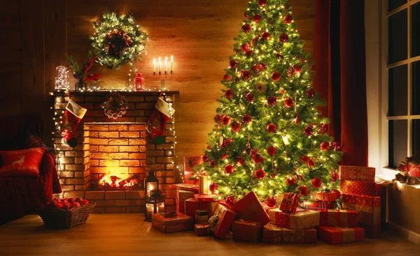 Navidad interior. árbol resplandeciente magia, chimenea, regalos en dar —  Fotos de Stock