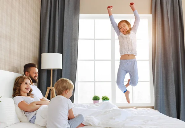 Família feliz mãe, pai e filhos rindo, brincando, figh — Fotografia de Stock