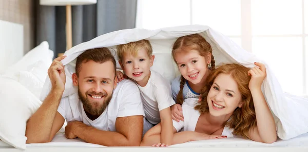 Mutlu aile anne, baba ve çocuklar gülüyor, oynuyor ve... — Stok fotoğraf