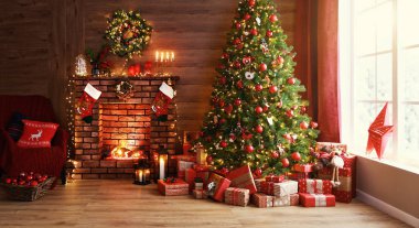 iç Noel. sihirli parlayan ağaç, şömine, hediyeler 