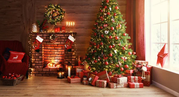 Boże Narodzenie wnętrza. magiczne drzewo świecące, kominek, prezenty — Zdjęcie stockowe