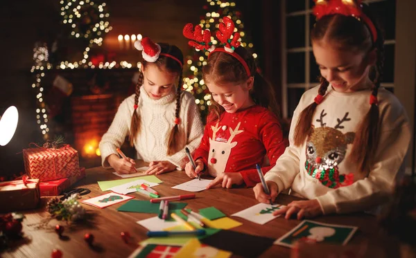 Mutlu arkadaşlar süslemeler yapar ve Noel Baba 'ya mektup yazarlar. — Stok fotoğraf
