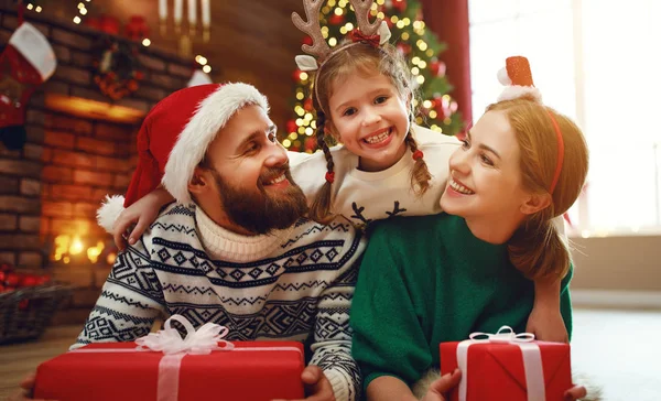 Gelukkige familie moeder, vader en kind met geschenken in de buurt van Christm — Stockfoto