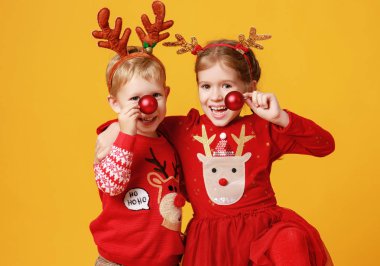 Mutlu, neşeli, duygusal çocuklar. Kırmızı Noel 'deki kız ve erkek.