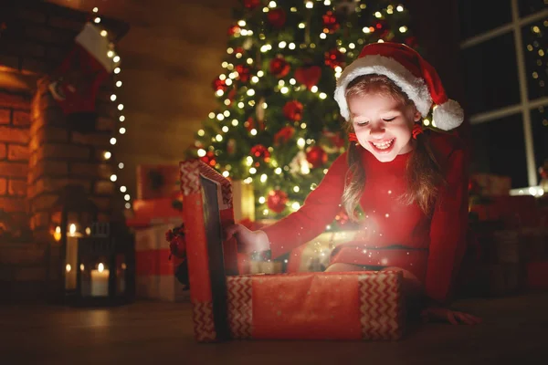 Feliz rindo menina criança com presente mágico no Natal Ev — Fotografia de Stock