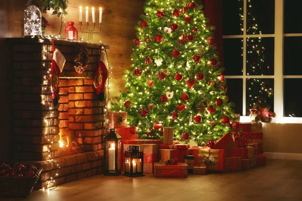 Wewnętrzne święta Bożego Narodzenia. magiczne świecące drzewo, kominek, prezenty w darze — Zdjęcie stockowe