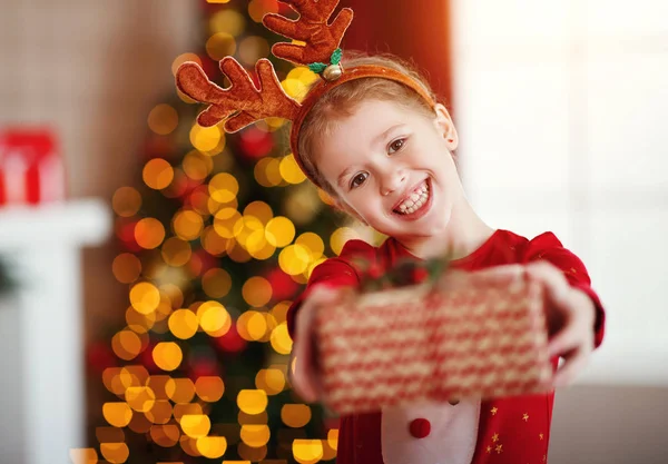 Felice ridere bambina con il regalo di Natale a hom — Foto Stock