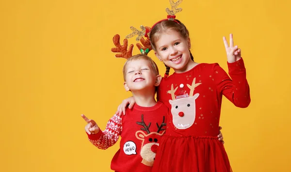 Feliz divertido sorprendido emocional niños chico y chica en rojo Ch — Foto de Stock