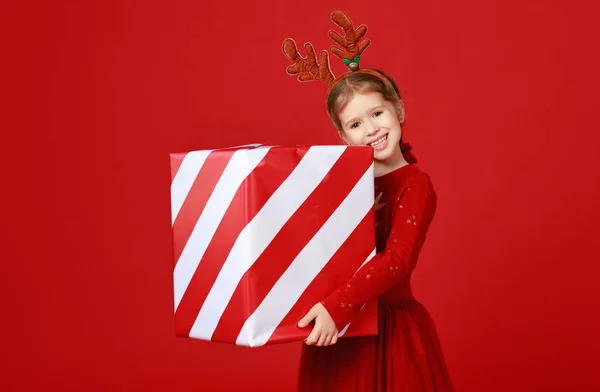 Έκπληκτος αστείο κορίτσι παιδί σε κοστούμι ταράνδων Χριστούγεννα με — Φωτογραφία Αρχείου