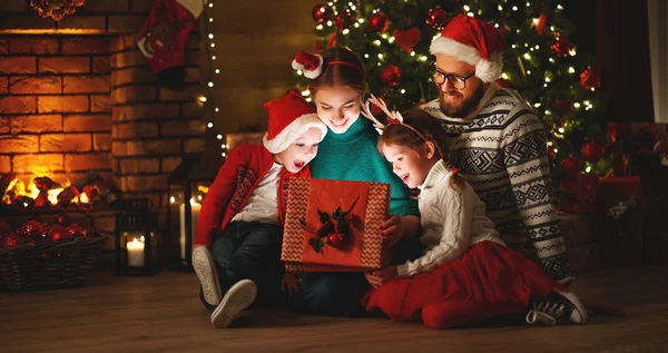 Veselé Vánoce! šťastná rodina matka otec a děti s maminkou — Stock fotografie