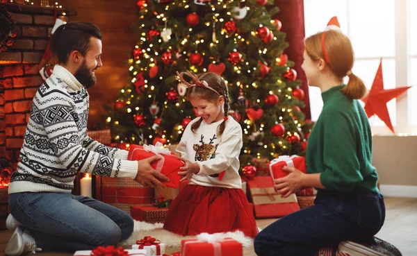 Família feliz mãe, pai e filho com presentes perto de Christm — Fotografia de Stock