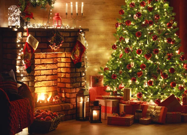 Navidad interior. árbol resplandeciente magia, chimenea, regalos en dar —  Fotos de Stock