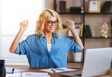 Bilgisayarda çalışan çekici bir genç kız.