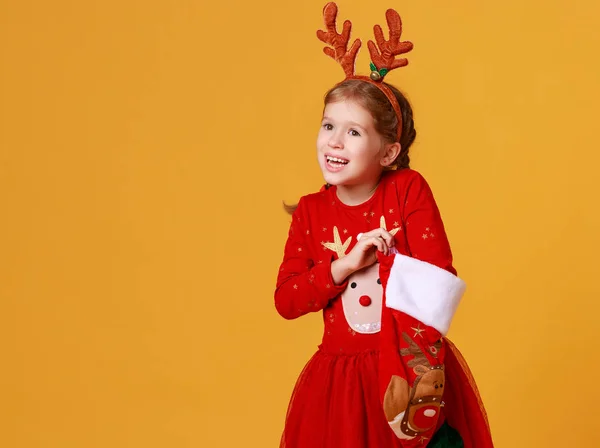 Счастливый смешной ребенок девочка в красном костюме оленя Рождество с Ги — стоковое фото