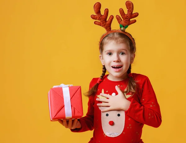 Surpris drôle fille enfant en costume de renne de Noël avec — Photo