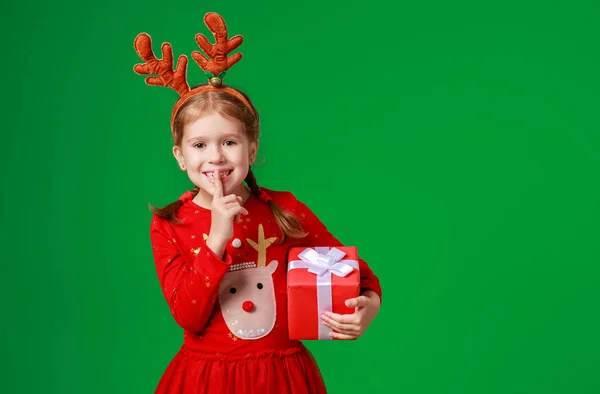Здивована смішна дівчинка в костюмі різдвяних оленів з — стокове фото