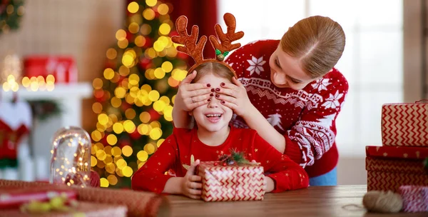 Feliz familia madre e hijo paquete regalos de Navidad en casa cerca — Foto de Stock